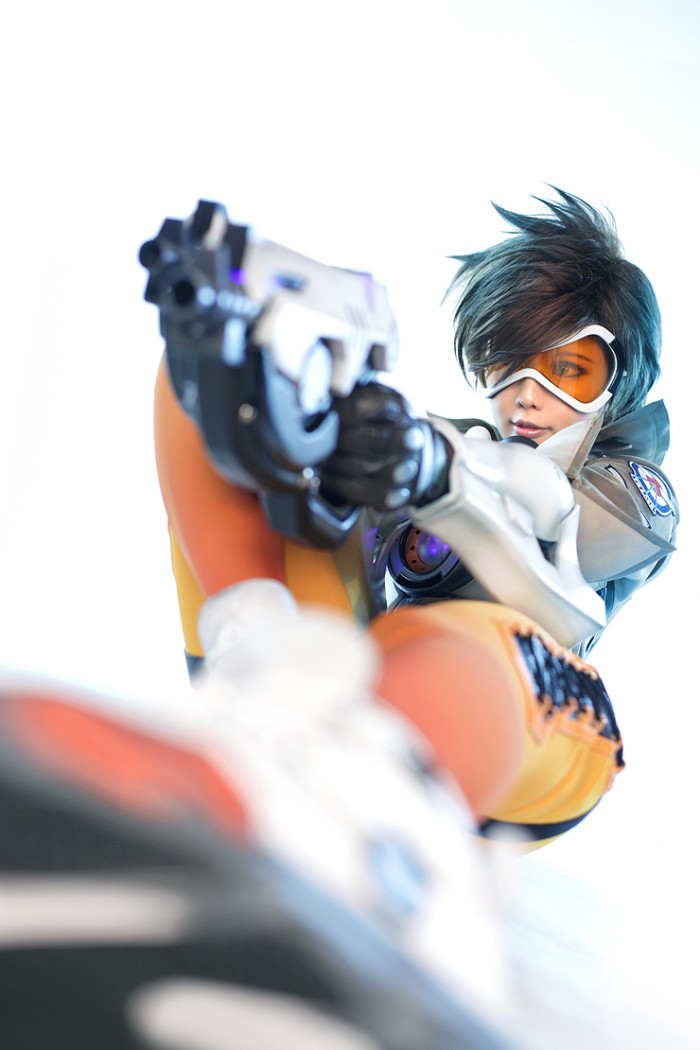 You Ll Never Believe How This Tracer Cosplayer Took Her Photos Gameranx
