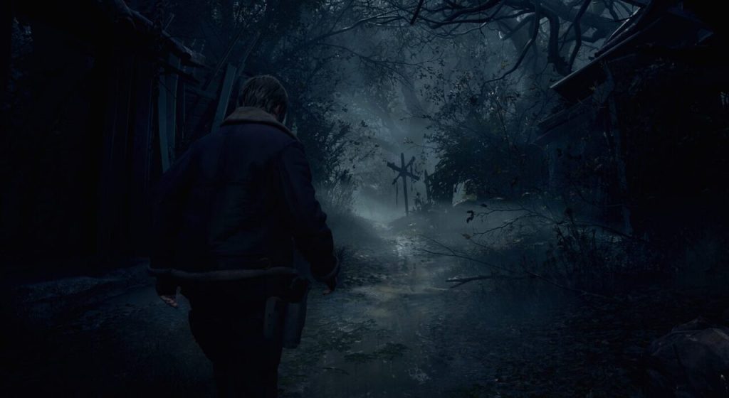 Leon che cammina attraverso una foresta nel remake di Resident Evil 4