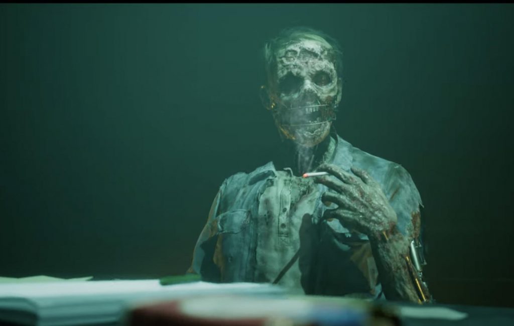 hombre zombi sostiene un cigarrillo en una habitación oscura